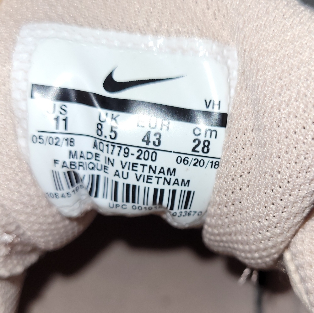 Nike - Picture 2 of 4